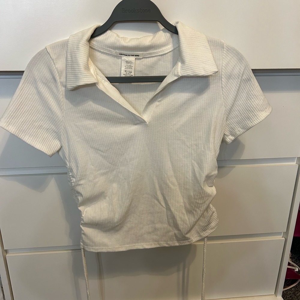 Caution to the wind, cropped white tee